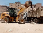 صور.. حملة نظافة مكبرة لرفع تلال القمامة بشارع الترعة فى المحلة