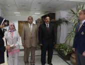 صور.. على طريقة الوزارء.. طبيبة بالصحة تؤدى اليمين أمام محافظ سوهاج