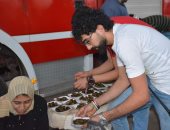 صور.. شباب شبرا الخيمة يقدمون الإفطار للصائمين أعلى كوبرى مسطرد