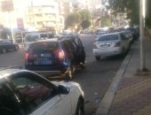 اضبط مخالفة.. سيارة بلا لوحات معدنية تسير فى شوارع حى الدقى