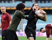 مدافع أرسنال يداعب محمد الننى عبر "تويتر" قبل نهائى يوروباليج