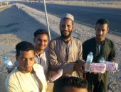 شباب إدفو يوزعون 200 وجبة إفطار يوميا على مسافرى الطريق الصحراوى (صور)