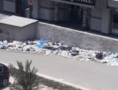 انتشار القمامة أمام سيتى سكوير بالإسكندرية يزعج الأهالى