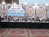 صور.. محافظ سوهاج يشارك ذوى القدرات الخاصة والأيتام إفطارهم