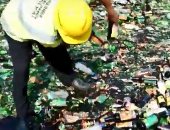 صور.. شرطة إندونيسا تسحق 18 ألف زجاجة خمور لتحزيرها من شربها فى رمضان