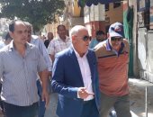 صور.. جولة تفقدية لمحافظ بورسعيد بحى العرب ويأمر بإزالة الإشغالات