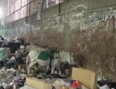 انتشار القمامة خلف مبنى حى بولاق الدكرور والأهالى يطالبون برفعها