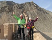 بقالهم سنة ونص.. زوجان بريطانيان سافرا لسور الصين العظيم بالدراجة بعد المعاش
