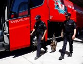 الشرطة الإسبانية تؤمن حافلة ليفربول قبل وصول صلاح ورفاقه.. صور