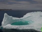 شاهد.. بحيرة داخل كتلة جليدية على سواحل كندا