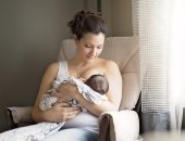 دراسة أمريكية: الرضاعة الطبيعية تحمى الأمهات من الخرف عند التقدم فى العمر 