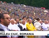 شاهد.. عشرات الآلاف يجتمعون لاستقبال البابا فرانسيس رغم الطقس السيئ