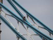 صور.. شاب يقفز من أعلى جسر البرج فى لندن والشرطة تعتقله