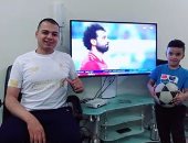 "الكورة فى دمنا".. محمد وابنه يشاركان بصورهما أثناء متابعة المباراة من الكويت