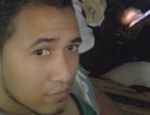 "الكورة فى دمنا".. وليد يتابع مبارة ليفربول من أحد المقاهى بالشرقية