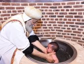 صور.. البابا تواضروس يعمد طفلين بقداس عيد دخول المسيح مصر بكنيسة أبو سرجة