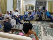 سوبر كورة .. أصدقاء صلاح فى ضيافة العمدة لمتابعة حصد لقب الفرعون الأوروبى الأول