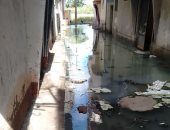 صورة.. سكان برنبال بمحافظة كفر الشيخ يشكون غرق الشوارع بمياه الصرف الصحى