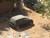 سيارة متروكة بأحد شوارع حدائق الأهرام.. والأهالى يطالبون برفعها