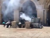 فيديو.. قوات الاحتلال تطلق القنابل المسيلة للدموع على المعتكفين بالأقصى 