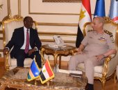 وزير الدفاع يلتقى وزير خارجية رواندا لبحث ملفات التعاون المشترك