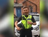 شرطى بريطانى يهنئ المسلمين بحلول عيد الفطر بطريقته الخاصة.. فيديو