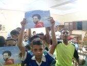 أطفال يرفعون صورا لمحمد صلاح خلال ندوة "لا للمخدرات" بأسوان