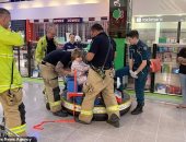 اتحشرت فى الملاهى.. أم تستدعى رجال الإطفاء لتحرير طفلتها من لعبة 