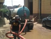مياه الصرف تغرق شوارع قرية كفر حمزة بالخانكة.. والشركة تدفع بسيارات شفط
