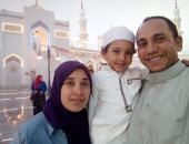 قارئ يشارك بصورة مع زوجته وأبنته أمام مسجد الشرطة بعد صلاة العيد