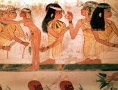 طول عمرها جميلة.. دراسة تكشف: المرأة المصرية القديمة أول من استخدم مستحضرات التجميل.. وضعوا البخور "تحت الإبط" لإزالة العرق.. وكليوباترا استعملت بودرة الخنافس كأحمر لـ "الشفاه".. والحليب والعسل للعناية بالبشرة