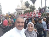 قارئ يشارك بصورة مع زوجته أمام مسجد النصر فى المنصورة بعد صلاة العيد