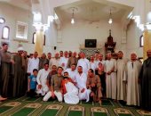 قارئ يشارك بصورة مع أقاربه داخل مسجد الرفاعى فى ناهيا بعد صلاة العيد