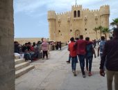 المصريون يتوافدون على قلعة قايتباى بالإسكندرية احتفالا بعيد الفطر.. صور