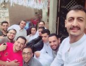 العيد يحب اللمة.. مصطفى يشارك بصور احتفاله بالعيد مع أصدقائه من المنوفية