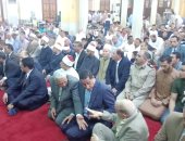 محافظ القليوبية يؤدى صلاة عيد الفطر بمسجد ناصر ببنها