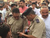 الشرطة توزع الهدايا على اطفال قرية محمد صلاح عقب صلاه عيد الفطر