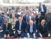 محافظ الشرقية يؤدى صلاة عيد الفطر مع المواطنين باستاد الزقازيق