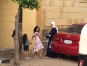 زوجة محمد صلاح  ومكه يتوجهان للمنزل بعد أداء صلاة عيد الفطر