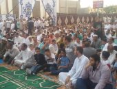 محافظ بنى سويف ومئات المواطنين يؤدون صلاة العيد فى ساحة مسجد عمر بن عبدالعزيز