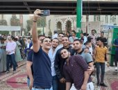 "السيلفى" أبرز مظاهر احتفال المواطنين بعيد الفطر فى أسيوط (صور)