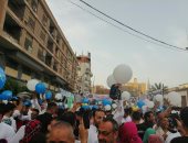 صور.. تسابق مواطنى بنى سويف على 5 آلاف "بالونة" بعد صلاة العيد