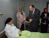 صور.. محافظا الفيوم والبحر الأحمر يهنئان المرضى بالعيد ويوزعان الهدايا عليهم