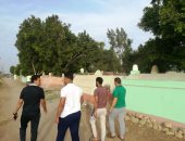 صور.. المئات من أبناء الشرقية يزرون المقابر عقب صلاة عيد الفطر