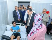 محافظ الإسكندرية يزور مستشفيات الأنفوشى وسبورتنج لتقديم التهنئة للمرضى