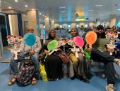 مصر للطيران تحتفل بعيد الفطر بتوزيع هدايا على الركاب بمطار القاهرة.. صور