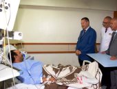 صور.. محافظ بني سويف يعيد على المرضى فى أول أيام عيد الفطر المبارك 