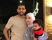 شاهد.. مؤمن زكريا يحتفل بالعيد مع زوجته ونجله