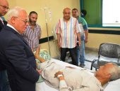 صور.. محافظ بورسعيد يزور مرضى مستشفى التضامن ويهنأهم بعيد الفطر 