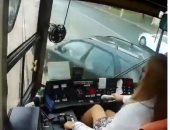 ربنا يدينا ربع هدوئكم.. شوف ردود أفعال سائقات الترام بعد الاصطدام بسيارات